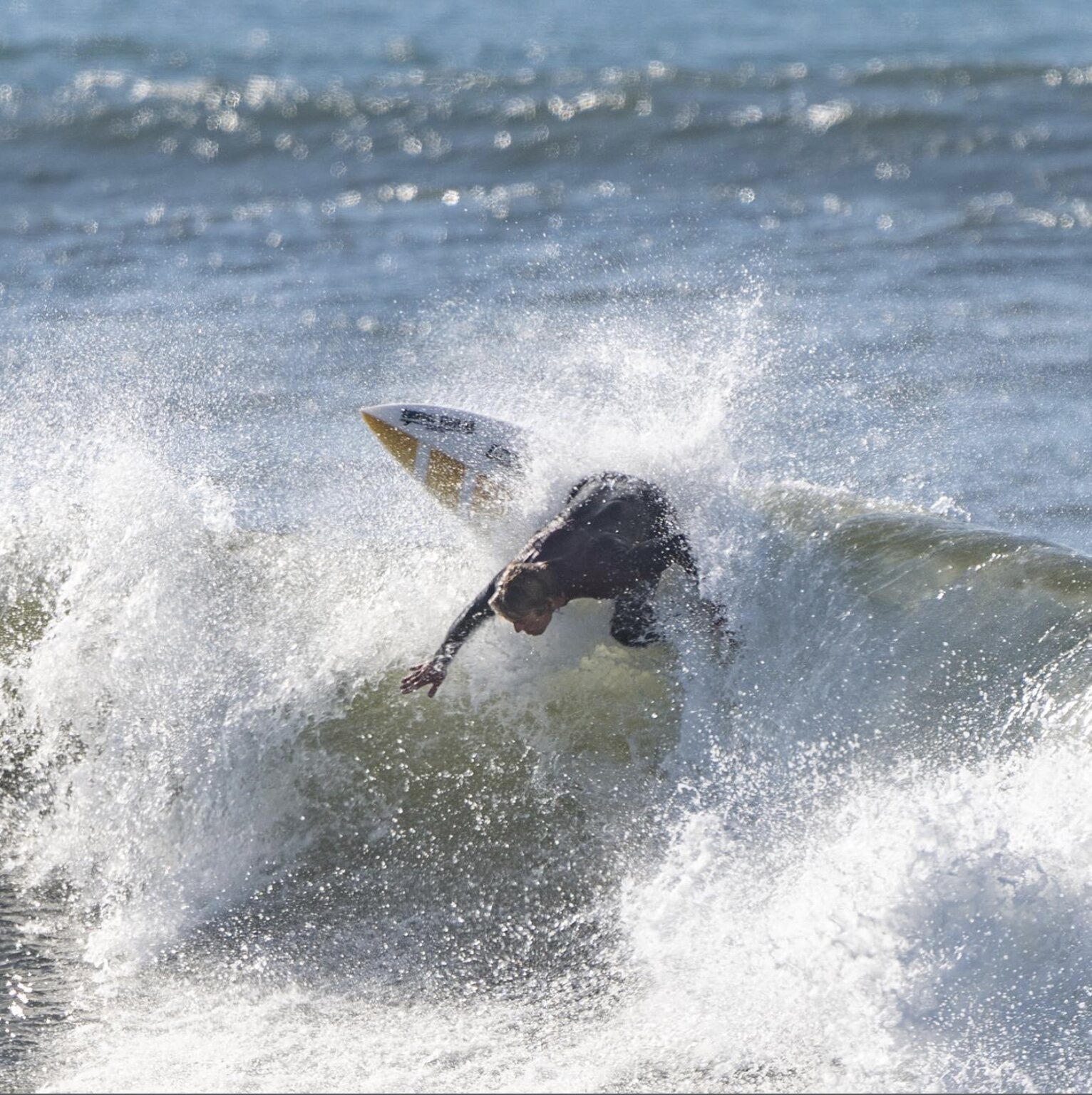 Surf video analysis frame showing a forehand re-entry manoeuvre